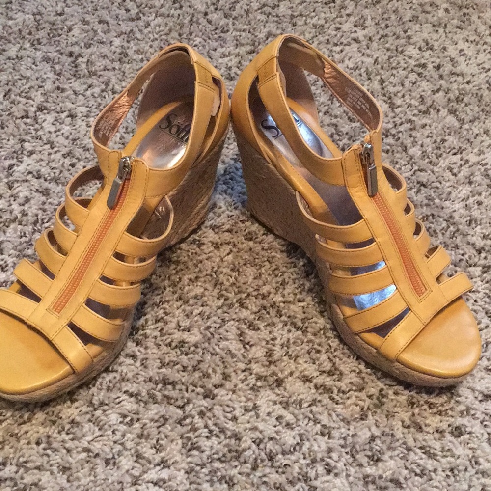 Sofft sz 9.5 Leather Strapped Wedged Sandals